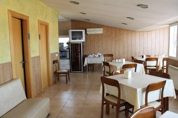 Hostal Valle del Iregua Albelda De Iregua Esterno foto